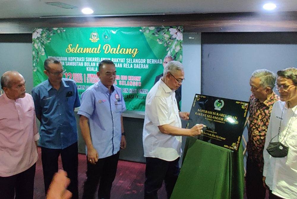 Noh (tiga dari kanan) menandatangani plak perasmian pada Majlis Pelancaran KRiiS Berhad dan Sambutan Bulan Kemerdekaan Rela Daerah Kuala Selangor di Hotel De Palma Kuala Selangor pada Jumaat.