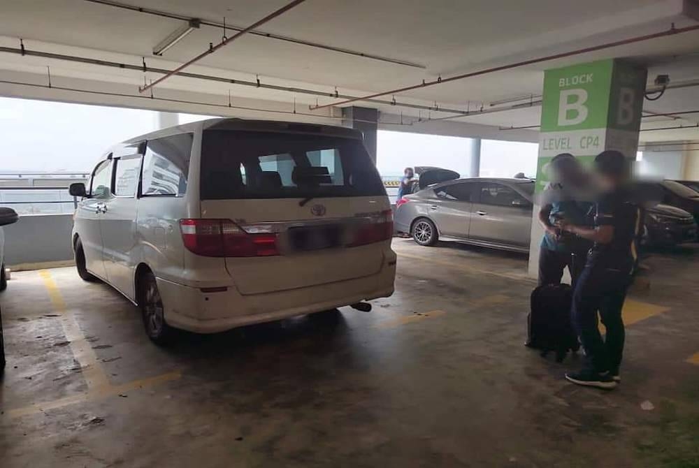 Toyota Alphard dipercayai digunakan sebagai teksi haram bagi menarik pelanggan di Lapangan Terbang Antarabangsa Kuala Lumpur (KLIA) 2.