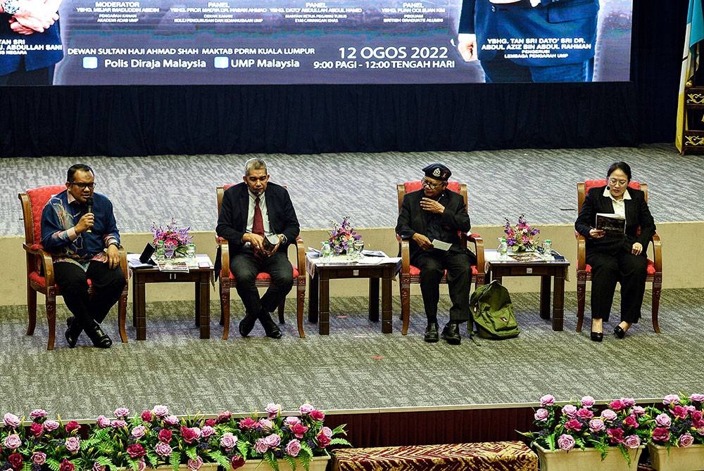 Dari kiri: Mejar Imaduddin selaku Moderator, Dr Hasan, Abdullah dan Suan Kim pada program tersebut di Maktab Polis Diraja Malaysia, hari ini. Foto Bernama