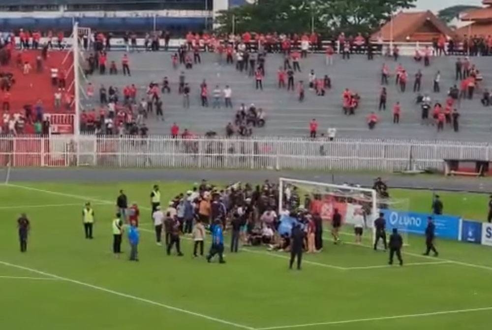 Insiden kekecohan dalam kalangan para pemain ke-12, selepas perlawanan Liga Premier, Kelantan FC menentang Perak FC di Kota Bharu, bermula dari tempat duduk penonton sehingga ke tengah padang sebelum melarat ke pekarangan stadium pada petang Rabu.