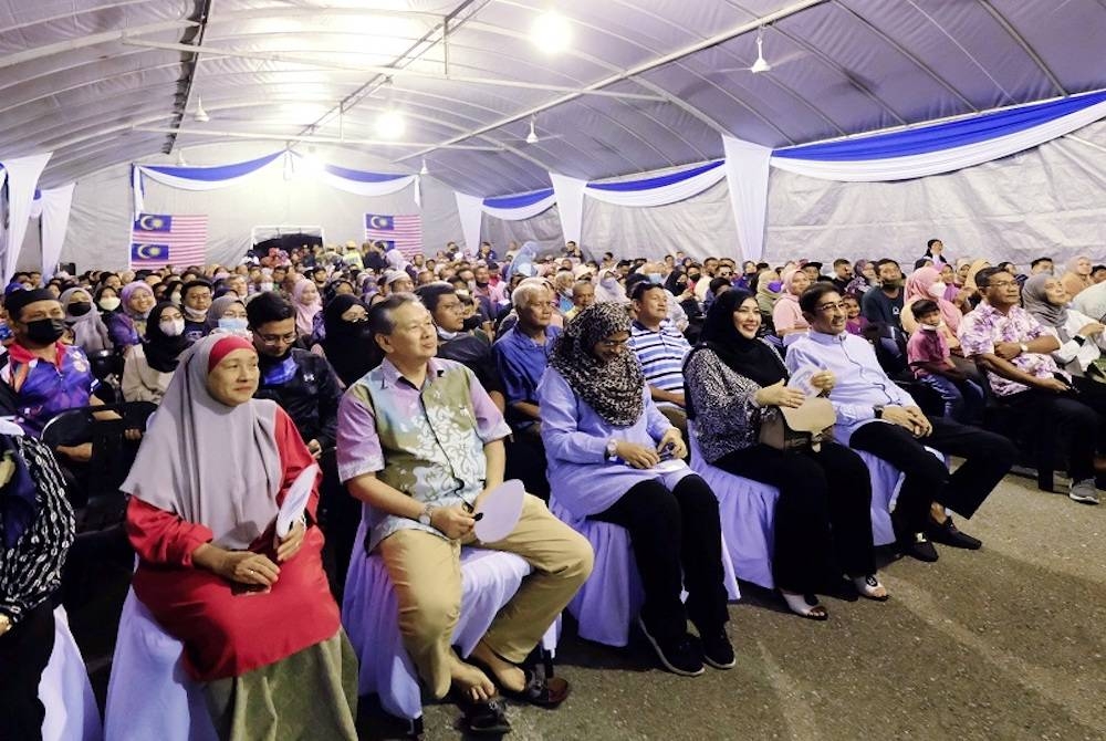 Zahidi (lima dari kiri) hadir menyaksikan wayang pacak &#039;Filem Mat Kilau&#039; bersama pengunjung pada Karnival Merdeka Keluarga Malaysia di Kampus Uniciti Alam Sungai Chuchuh, Universiti Malaysia Perlis pada Jumaat. - Foto Bernama