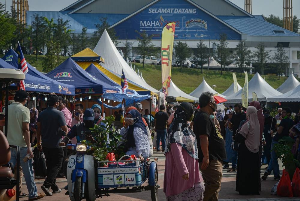 Orang ramai ambil peluang mengunjungi Pameran MAHA 2022 yang berlangsung selama 11 hari di MAEPS sehingga 14 Ogos ini. - Foto Bernama