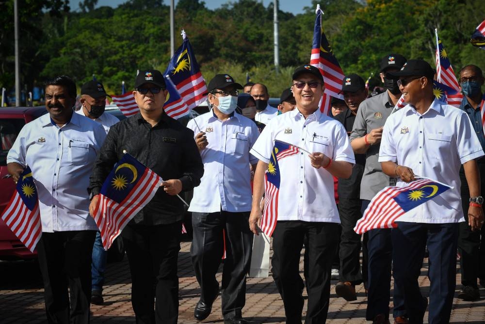 Hee Sem (dua dari kanan) mengibarkan Jalur Gemilang selepas melancarkan program Bulan Kebangsaan dan Kibar Jalur Gemilang peringkat negeri sempena sambutan Hari Kebangsaan bertemakan &#039;Keluarga Malaysia Teguh Bersama&#039; di Dataran Sejarah dekat Ayer Keroh hari ini. - Foto Bernama