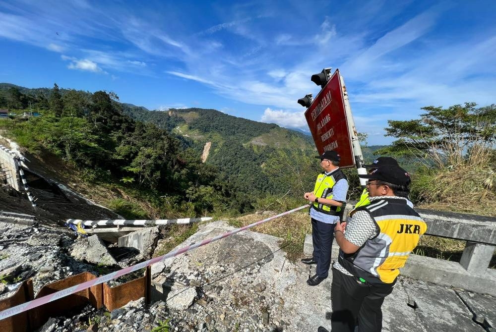 Fadillah (kiri) meninjau kerja pembaikan cerun di Jalan Simpang Pulai-Blue Valley di daerah Kinta, di sini sempena Jelajah FTRoadpedia Zon Timur 3.0, pada Sabtu. - FOTO TWITTER FADILLAH YUSOF