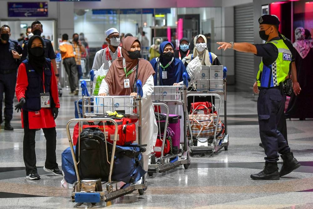 Seramai 14,305 jemaah haji Malaysia dan 340 petugas Tabung Haji (TH) telah selamat pulang ke tanah air. - Gambar hiasan