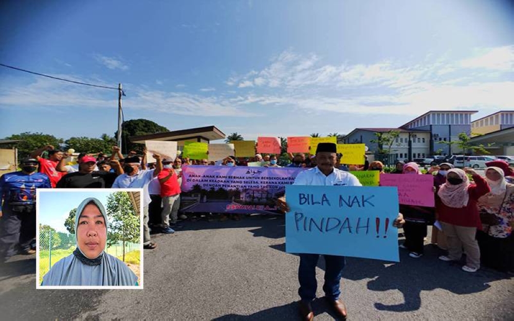 Seramai 100 orang terdiri daripada ibu bapa, penduduk dan alumni SMA Chuah berpiket secara aman bagi mendesak pihak berwajib membantu agar para pelajar dapat berpindah ke bangunan sekolah baharu secepat mungkin. (Sarimah)