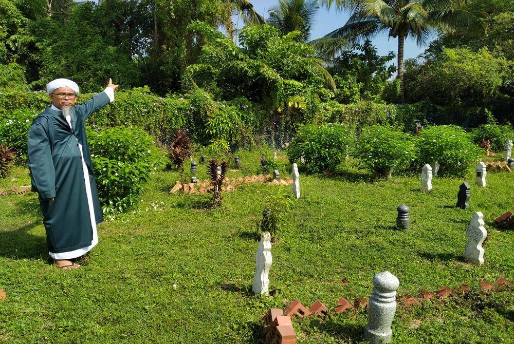 Ibrahim menunjukkan tanah lot yang ingin dijadikan tanah perkuburan baharu terletak di bahagian belakang Masjid Al-Amin dan tanah perkuburan lama.