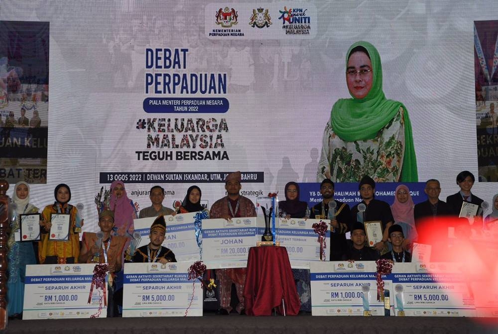 Halimah (tengah) merakam kenangan bersama johan dan naib johan Debat Perpaduan Piala Menteri Perpaduan Negara Tahun 2022 di Dewan Sultan Iskandar UTM, Skudai, Johor Bahru pada Sabtu.