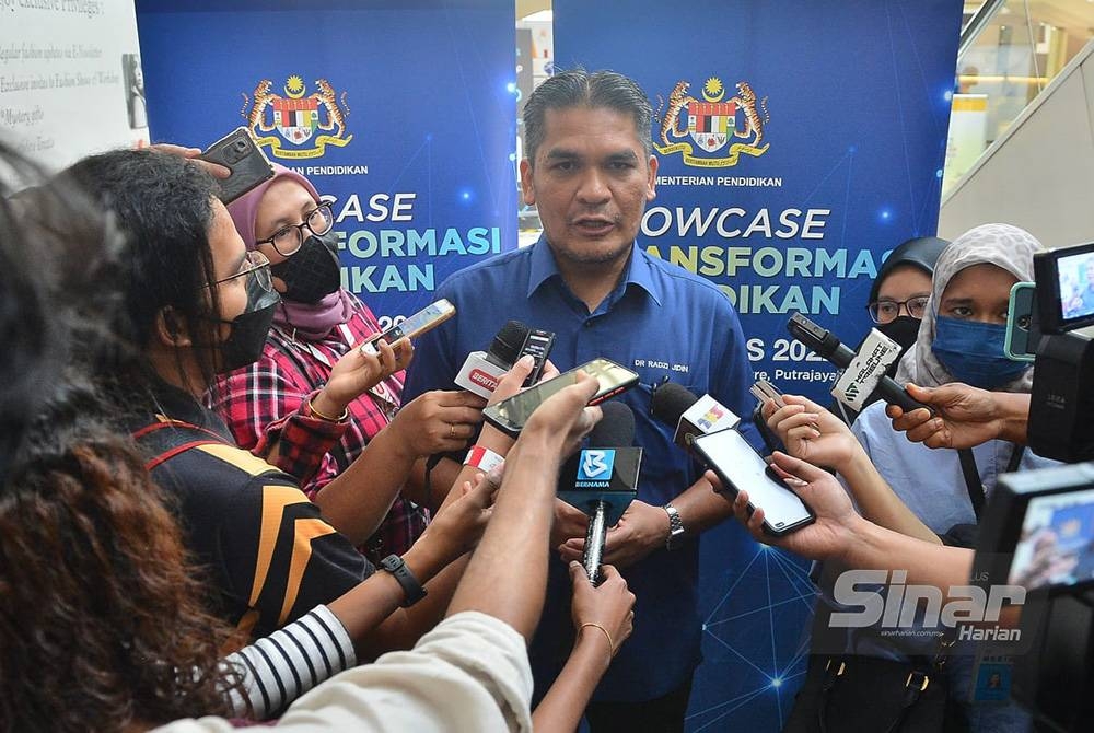 Mohd Radzi bercakap kepada pemberita selepas menghadiri Showcase Transformasi Pendidikan di Alamanda, Putrajaya pada Sabtu. Foto Sinar Harian/ASRIL ASWANDI SHUKOR.