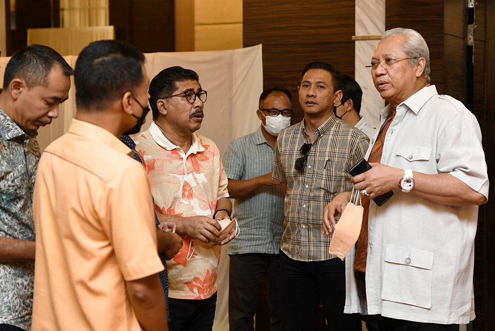 Annuar (kanan) menghadiri majlis penyampaian watikah pelantikan pengerusi PEDi (Pusat Ekonomi Digital) negeri Kelantan di sini hari ini. Foto Bernama