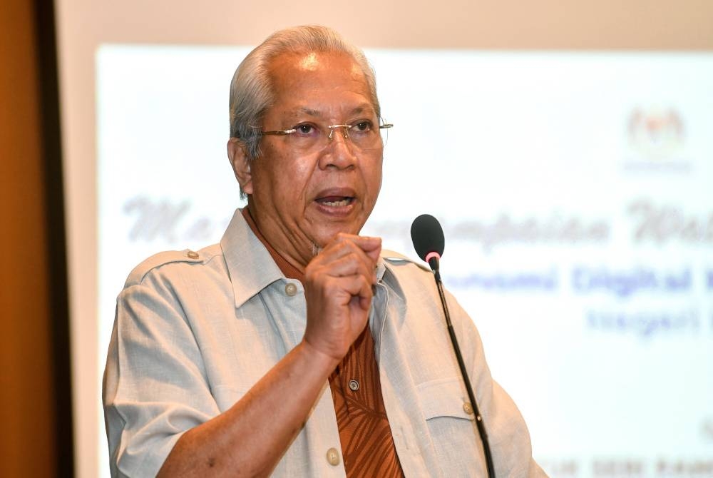 Annuar menyampaikan ucapan pada majlis penyampaian watikah pelantikan pengerusi PEDi (Pusat Ekonomi Digital) negeri Kelantan di sini hari ini. - Foto Bernama