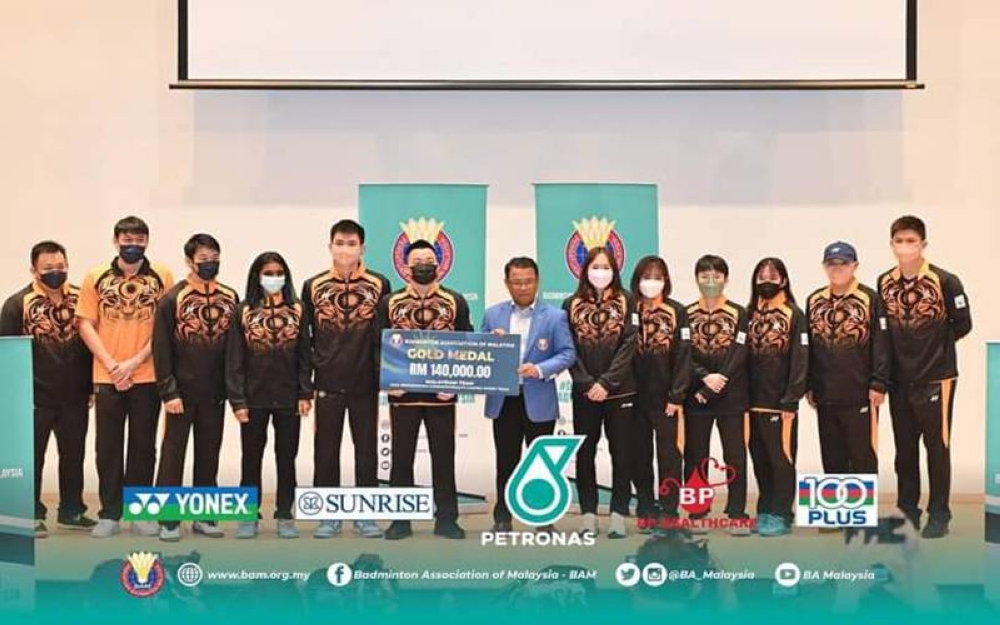 Norza (tengah) bersama pemain badminton negara yang beraksi cemerlang pada Sukan Komanwel Birmingham dan Sukan SEA Hanoi pada majlis penyerahan insentif pada Sabtu. - Foto Facebook Badminton Association Malaysia.