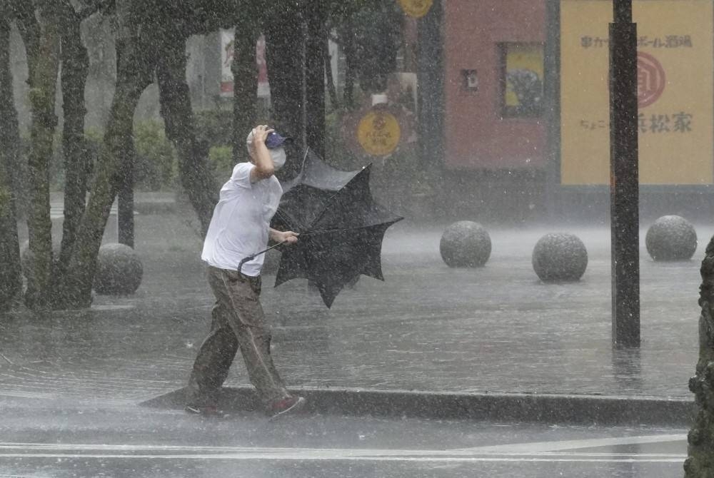 Pihak berkuasa Jepun sebelum ini memaklumkan lebih 72,000 penduduk di wilayah Shizuoka diarahkan berpindah. - Foto AP