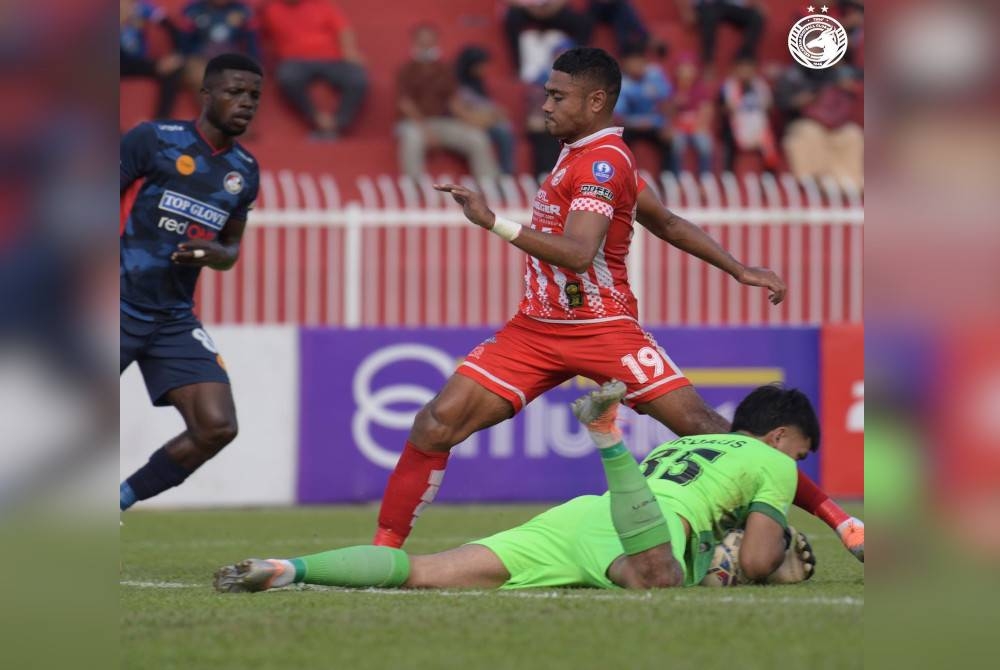 Nurshamil cuba mengasak kubu PDRM di di Stadium Sultan Muhammad IV, Kota Bharu petang Sabtu. - Foto Facebook TRW KELANTAN FC