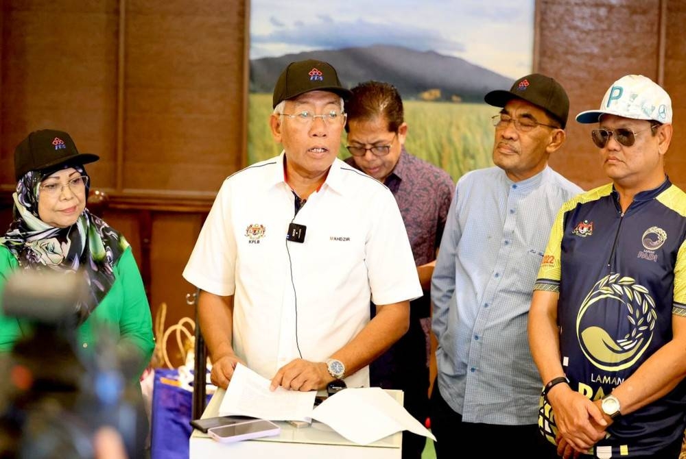 Mahdzir ketika sidang akhbar selepas melawat Pameran Pertanian, Hortikultur dan Agro Pelancongan (MAHA) 2022 pada Sabtu.