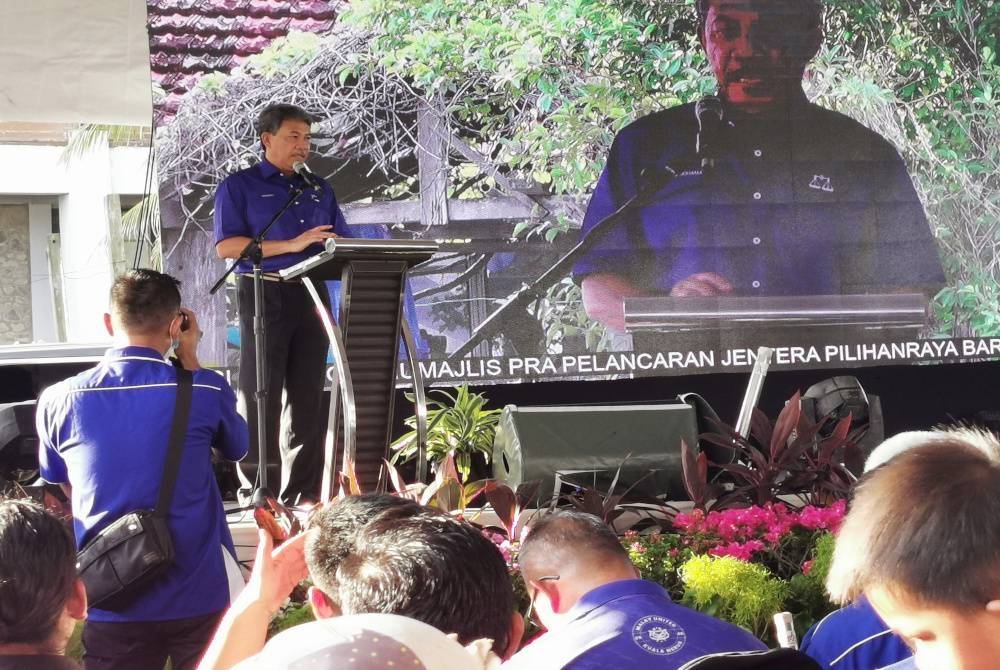 Mohamad ketika berucap pada majlis perasmian pelancaran jentera BN Terengganu, di Pantai Penunjuk, Kijal, di Kemaman, pada Sabtu.