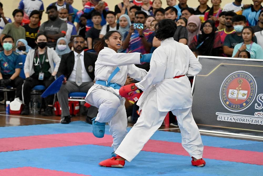 Aksi Nur Azwani (kiri) pada perlawanan akhir acara kumite wanita bawah 61kg di SUKIPT 2022 pada Sabtu.