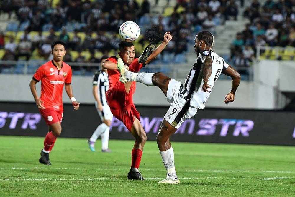 KUALA NERUS, 13 Ogos -- Pemain Terengganu FC Kpah Sherman (kanan) cuba merampas bola daripada pemain pasukan Sarawak United FC, Norman Angkun pada saingan Liga Super 2022 di Stadium Sultan Mizan Zainal Abidin di sini malam ini.
Keputusan semasa menyaksikan TFC 1-0 Sarawak United FC.
--fotoBERNAMA (2022) HAK CIPTA TERPELIHARA