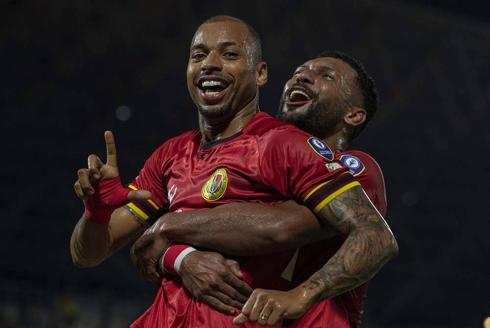 Gustavo (kiri) meraikan jaringan bersama rakan sepasukannya, Matheus Alves di Stadium MBPJ sebentar tadi.
FOTO: BERNAMA