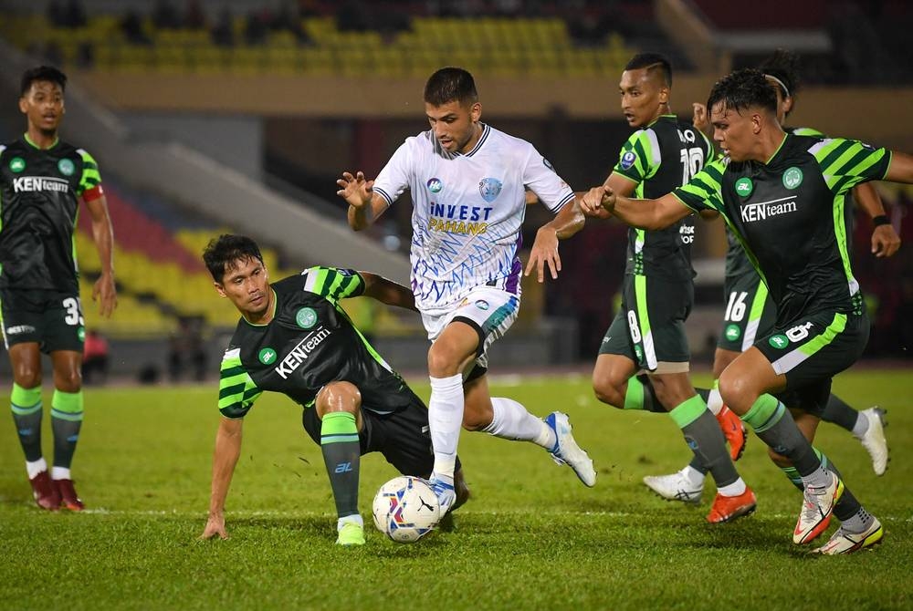 Pemain Sri Pahang FC, Andres Steven Rodriguez Ossa (tengah) cuba melepasi asakan pemain-pemain Melaka United FC ketika beraksi dalam perlawanan bola sepak Liga Super di Stadium Hang Jebat dekat Krubong pada malam Sabtu. - Foto Bernama