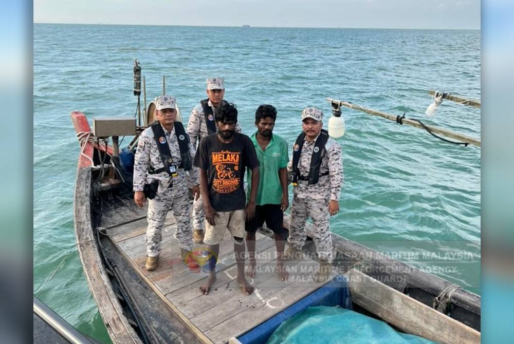 Dua nelayan yang hilang sebelum ini selepas bot dinaiki rosak ditemui selamat berhampiran barat Pulau Selat Kering pada petang Sabtu.