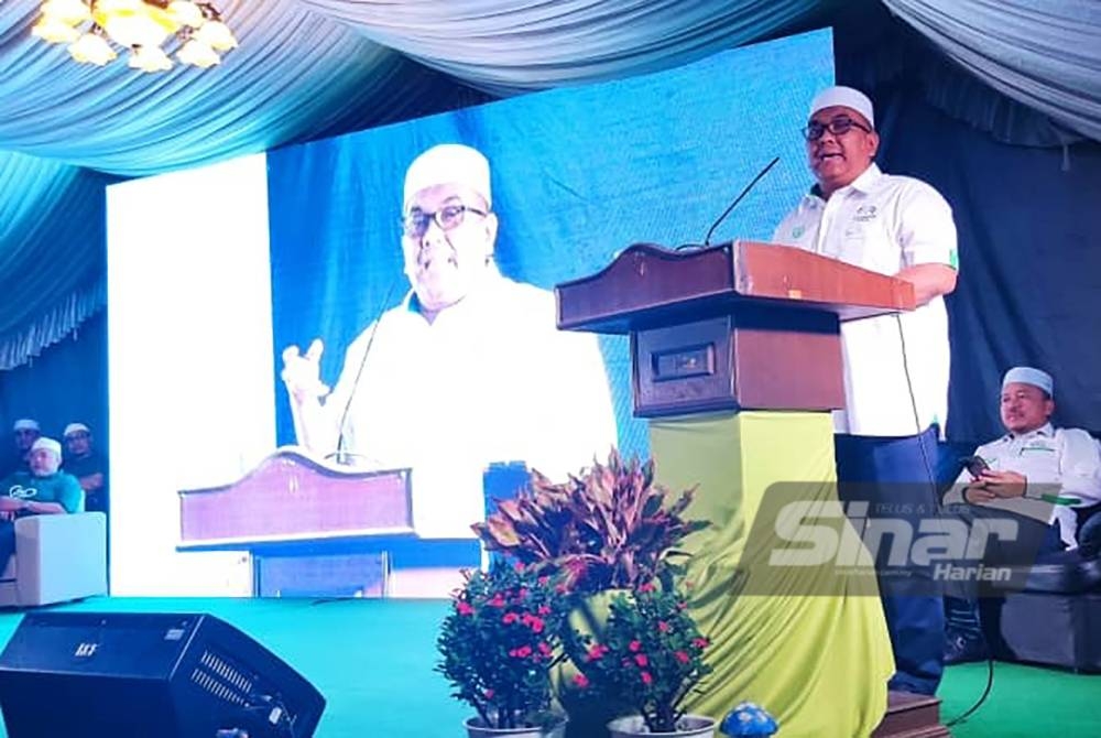 Muhammad Sanusi semasa berucap pada Majlis Pelancaran Jentera Pilihan Raya Pas Kedah di Dataran Markas JPrD Pedu, Pekan Naka pada malam Sabtu.