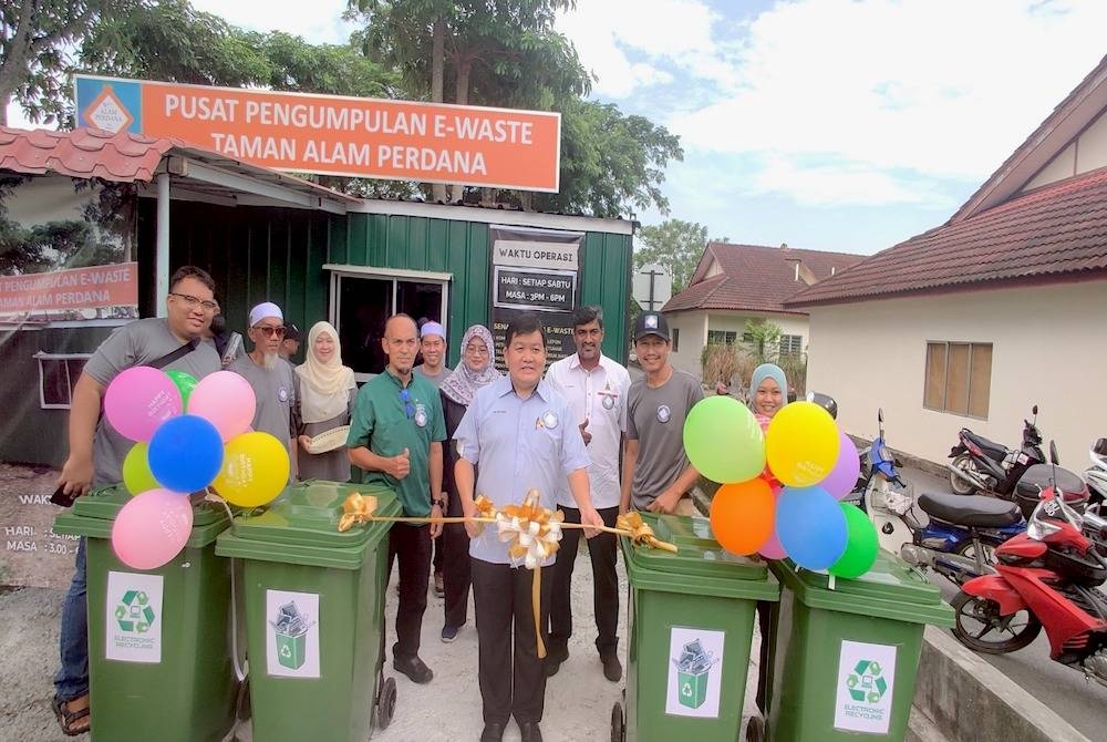 Loy Sian (tiga dari kanan) memotong reben sebagai simbolik pada Majlis Perasmian Pusat Pengumpulan E-Waste Taman Alam Perdana, Puncak Alam pada Ahad.