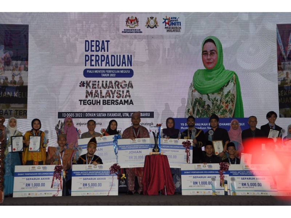 Menteri Perpaduan, Datuk Halimah Mohamed Saddique (tengah) merakam kenangan bersama Johan dan Naib Johan Debat Perpaduan Piala Menteri Perpaduan Negara Tahun 2022 di Dewan Sultan Iskandar UTM, Skudai, Johor Bahru pada Sabtu.