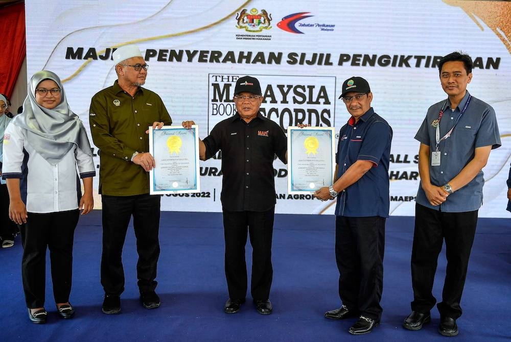 Ahmad (tengah) bersama Exco Perladangan, Pertanian dan Industri Makanan Negeri Perak, Razman Zakaria (dua dari kiri), Mohd Sufian, Penolong Ketua Pengarah Jabatan Perikanan Malaysia, Dr Azhar Hamzah (kanan) dan Perunding Rekod Kanan Malaysia Book of Record (MBOR), Siti Hajar Johor bergambar bersama sijil MBOR sempena MAHA 2022 di MAEPS pada Ahad. - Foto Bernama