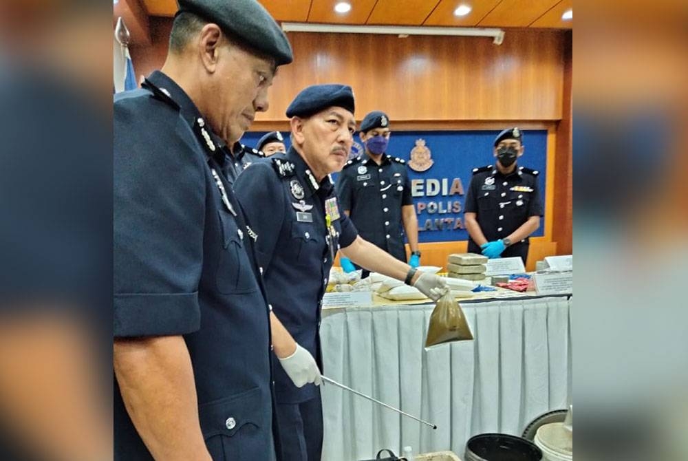 Muhammad Zaki (dua dari kiri) menunjukkan cecair ketum ketika sidang akhbar di IPK pada Ahad