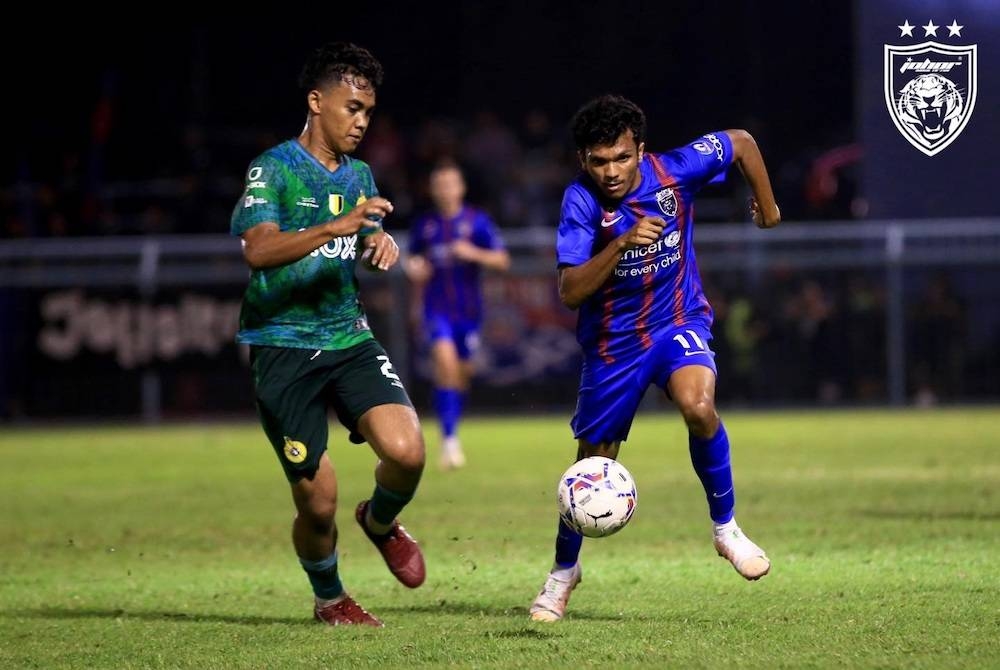 Pemain Perak FC cuba mengekang asakan dairpada pemain JDT II. - Foto fb Johor Southern Tigers