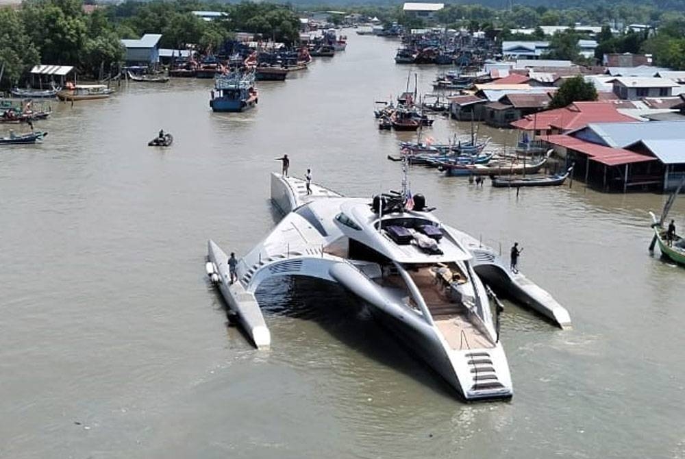 Kapal layar mewah itu tidak mengganggu aktiviti dan laluan bot di sepanjang muara Sungai Perlis di Kuala Perlis pada Sabtu. -Foto: Ihsan penduduk Kuala Perlis.