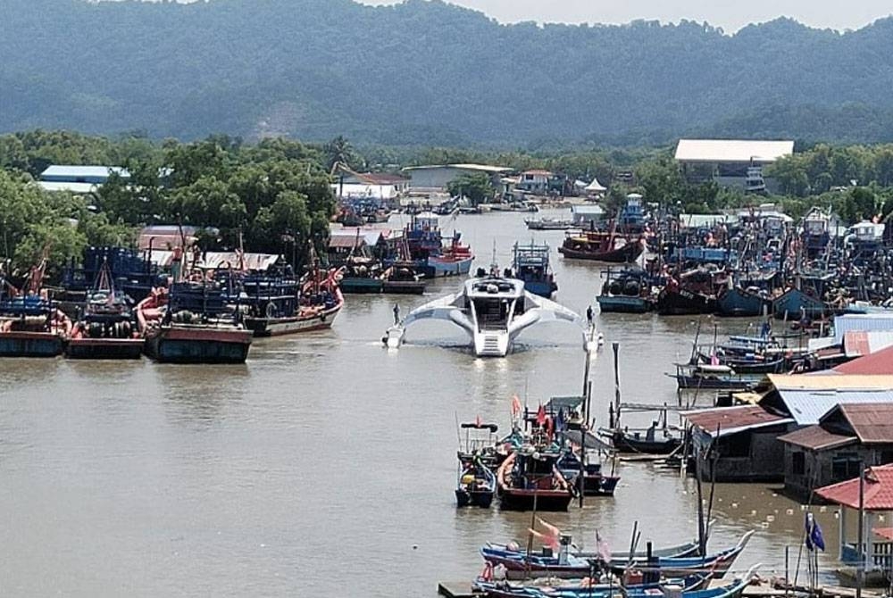 Kehadiran kapal layar mewah jenis Adastra itu melalui muara Sungai Perlis di Kuala Perlis pada Sabtu. - Foto: Ihsan penduduk Kuala Perlis.