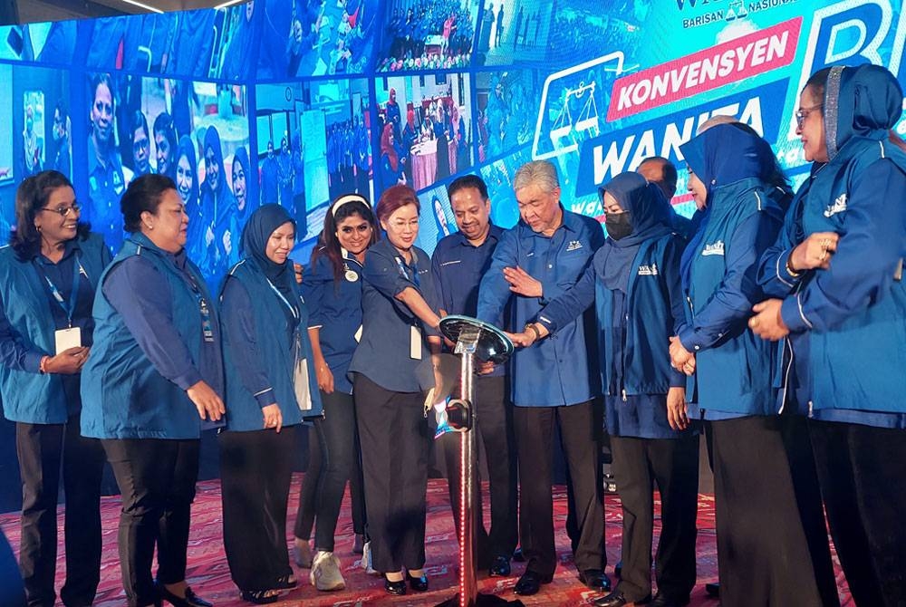 Ahmad Zahid (empat dari kanan) menyempurnakan gimik pelancaran jentera Wanuta BN di WTC Kuala Lumpur pada Ahad.