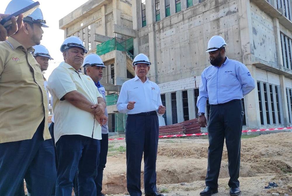 Mustapa (dua dari kanan) melawat ke tapak projek bangunan Gunasama Jabatan Persekutuan di Pejabat Jabatan Pembangunan Persekutuan (JPP) di Tunjong, Kota Bharu.