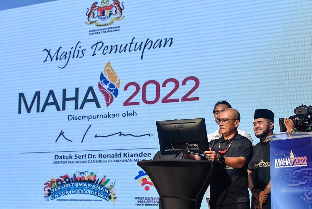 Menteri Pertanian dan Industri Makanan Datuk Seri Dr Ronald Kiandee menandatangani plak digital pada majlis penutup sempena Pameran Pertanian, Hortikultur dan Agropelancongan Malaysia (MAHA) 2022 di MAEPS pada Ahad. - Foto Bernama.