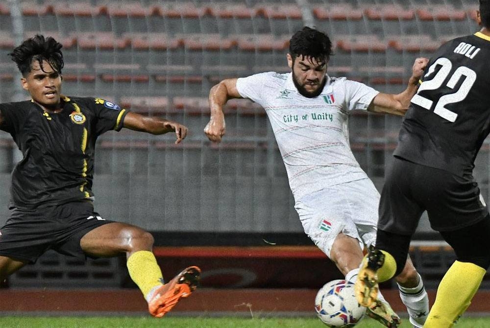 Penyerang import, Kuching City FC, Gabryel Monteiro cuba melepasi kawalan pertahanan Skuad Projek FAM-MSN pada aksi Liga Premier di Stadium Bola Sepak Kuala Lumpur, Cheras malam tadi. - Foto Facebook Kuching City FC