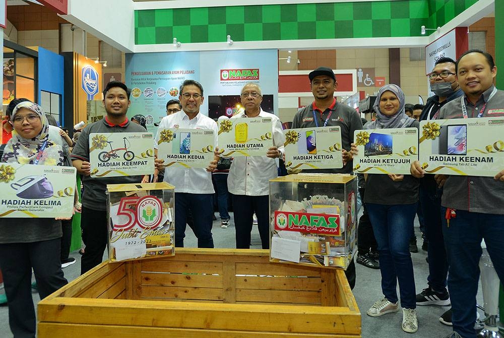 Zamri (empat dari kiri) memegang plakad hadiah utama cabutan bertuah pada majlis cabutan bertuah Nafas sempena Pameran Pertanian, Hortikultur dan Agro Pelancongan Malaysia (MAHA) 2022 di MAEPS pada Ahad.