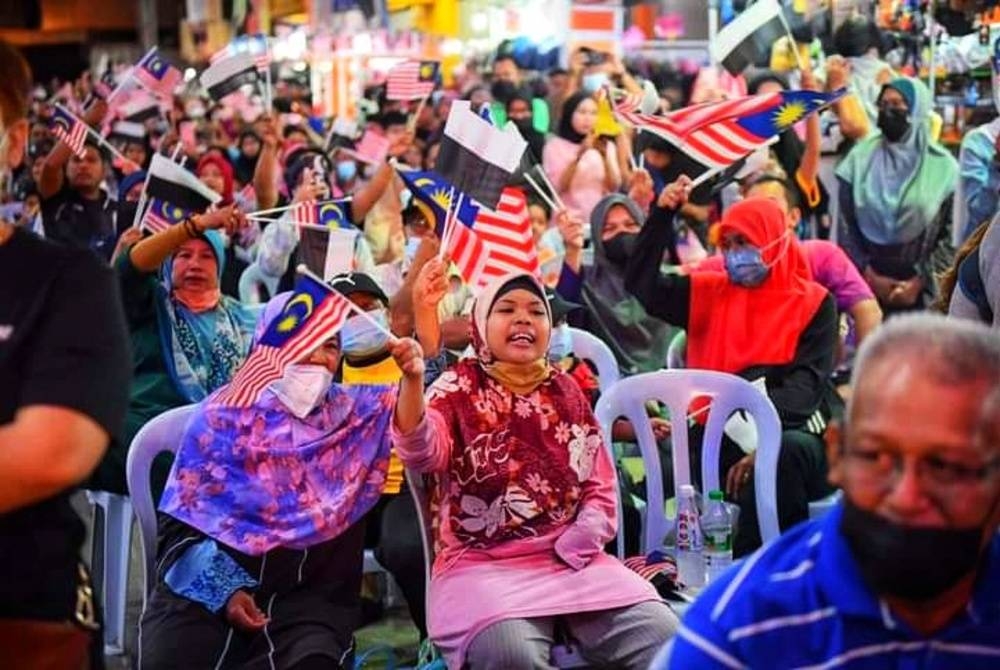 Orang ramai yang hadir teruja mengibarkan Jalur Gemilang.- Foto: FB Wan Rosdy Wan Ismail