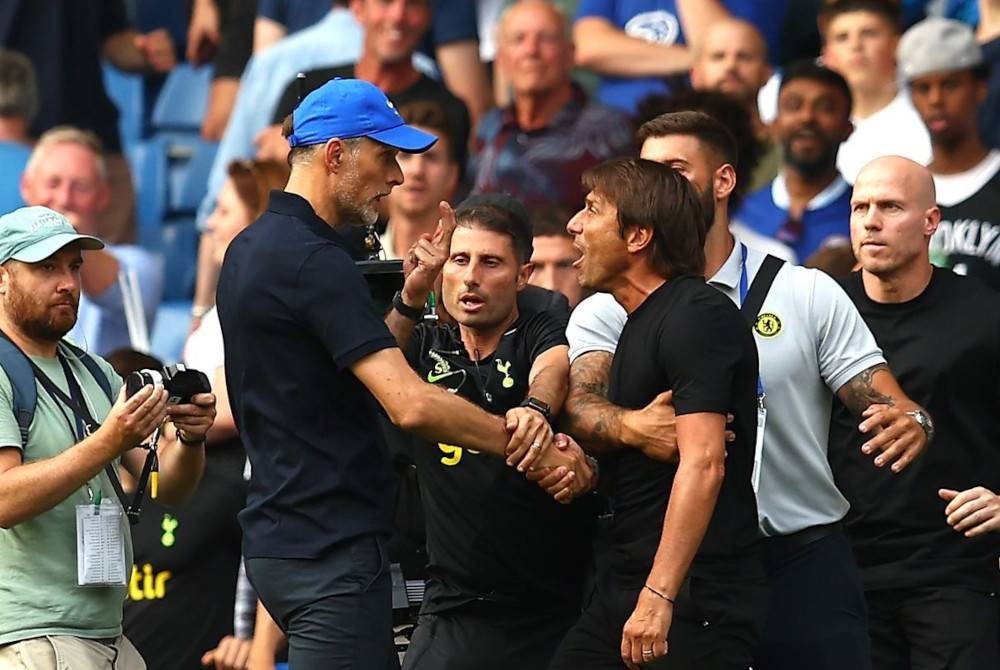 Perang mulut antara Tuchel (kiri) dan Conte setelah tamat perlawanan EPL di Stamford Bridge pada Ahad. - Foto Getty Images