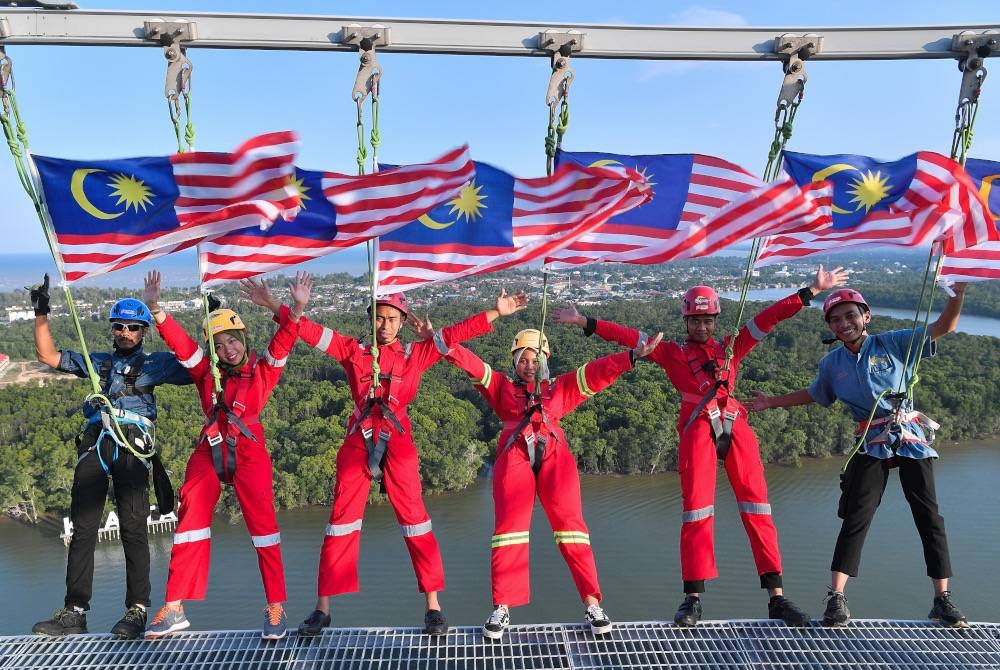 Bersempena Bulan Kebangsaan, petugas khidmat pelanggan Menara Kuantan 188 memilih untuk mencipta kelainan dengan menzahirkan semangat patriotisme dan rasa cinta kepada negara di udara menerusi sukan ekstrem &#039;skywalk&#039; dengan mengibarkan Jalur Gemilang sambil mengelilingi pelantar terbuka di ketinggian 104 meter menara tersebut. - Foto Bernama