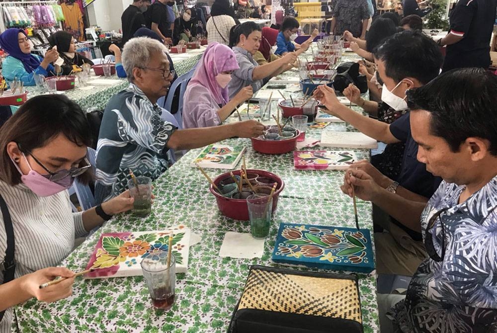 Sebahagian daripada delegasi termasuk kedutaan dan Pesurujaya Tinggi Asean diberikan peluang untuk mencanting batik sempena program itu di Serambi Teruntum, Kuantan pada Isnin.