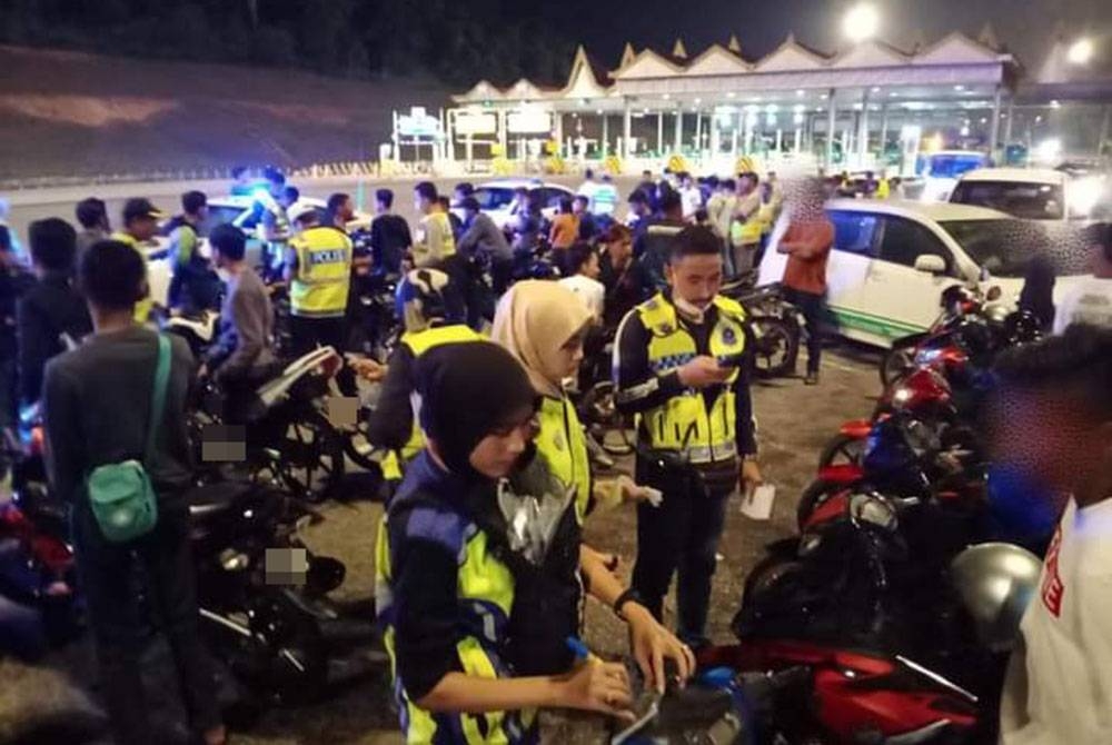 JPJ Negeri Sembilan memeriksa motosikal pada Op Lejang pada Ahad. - Foto JPJ NS