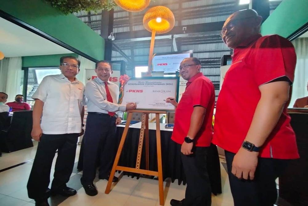 Mahmud (dua kiri) dan Mizan (dua kanan) pada Majlis Menandatangani MoU di antara PKNS dan Bank Islam di Shah Alam.