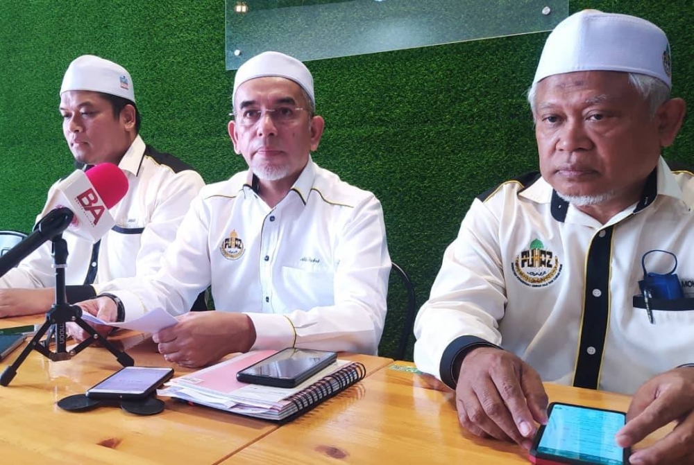 Mohd Ali Sabri (tengah) ketika sidang akhbar di sebuah restoran di Ipoh pada Isnin.