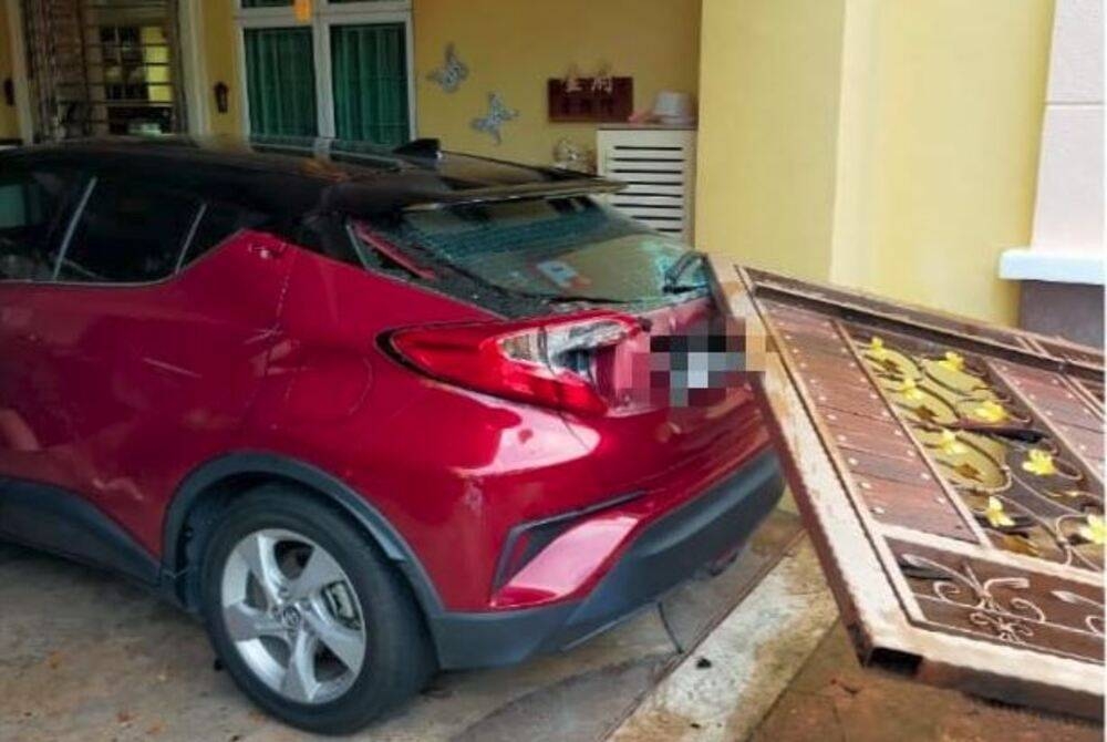 Keadaan pagar rumah yang dirempuh dalam kejadian di Taman Perling, Johor Bahru pada Ahad. - Foto IPD Johor Bahru Utara