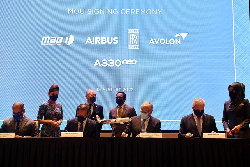 Ka Siong (berdiri, kiri) bersama Pengerusi Kumpulan Malaysia Aviation Group (MAG), Tan Sri Wan Zulkiflee Wan Ariffin (berdiri, kanan) menyaksikan Majlis Menandatangani MoU antara Ketua Pegawai Eksekutif Malaysia Aviation Group (MAG), Izham Ismail (duduk, dua dari kiri) bersama Ketua Pegawai Komersil Airbus dan Ketua Antarabangsa, Christian Scherer (duduk, dua dari kanan) hari ini. - Foto Bernama