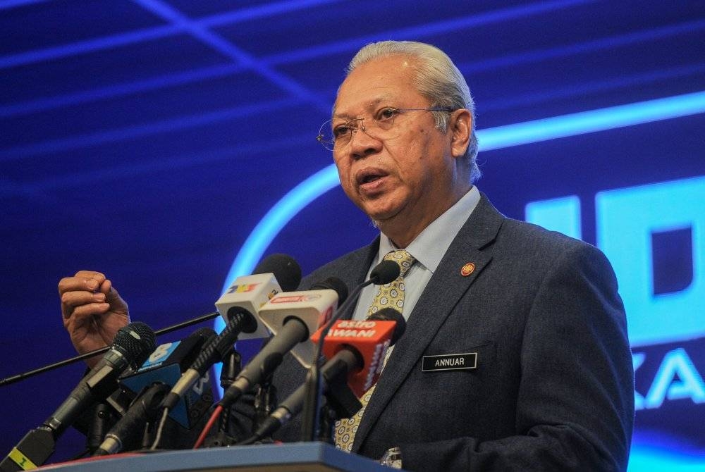 Annuar Musa mengadakan sidang media selepas mempengerusikan mesyuarat jawatankuasa pasukan khas itu pada Isnin. - Foto Bernama 