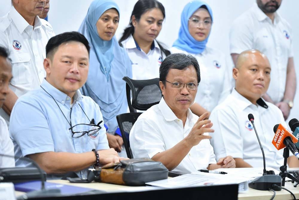 Mohd Shafie ketika sidang akhbar selepas mempengerusikan Mesyuarat AMT di Ibu Pejabat Warisan di Kolombong, Kota Kinabalu.