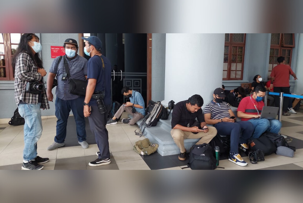 Petugas media berkumpul di pekarangan Mahkamah Sesyen Kuala Lumpur pada pagi Selasa bagi membuat liputan kes pecah amanah membabitkan perolehan projek LCS.